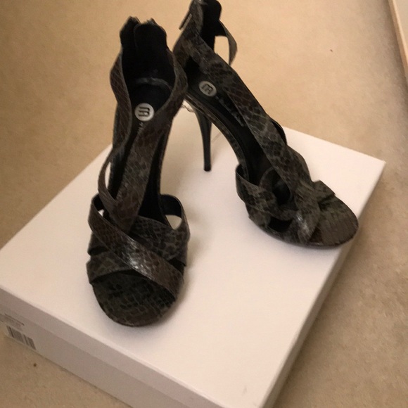 Heels - Picture 2 of 3